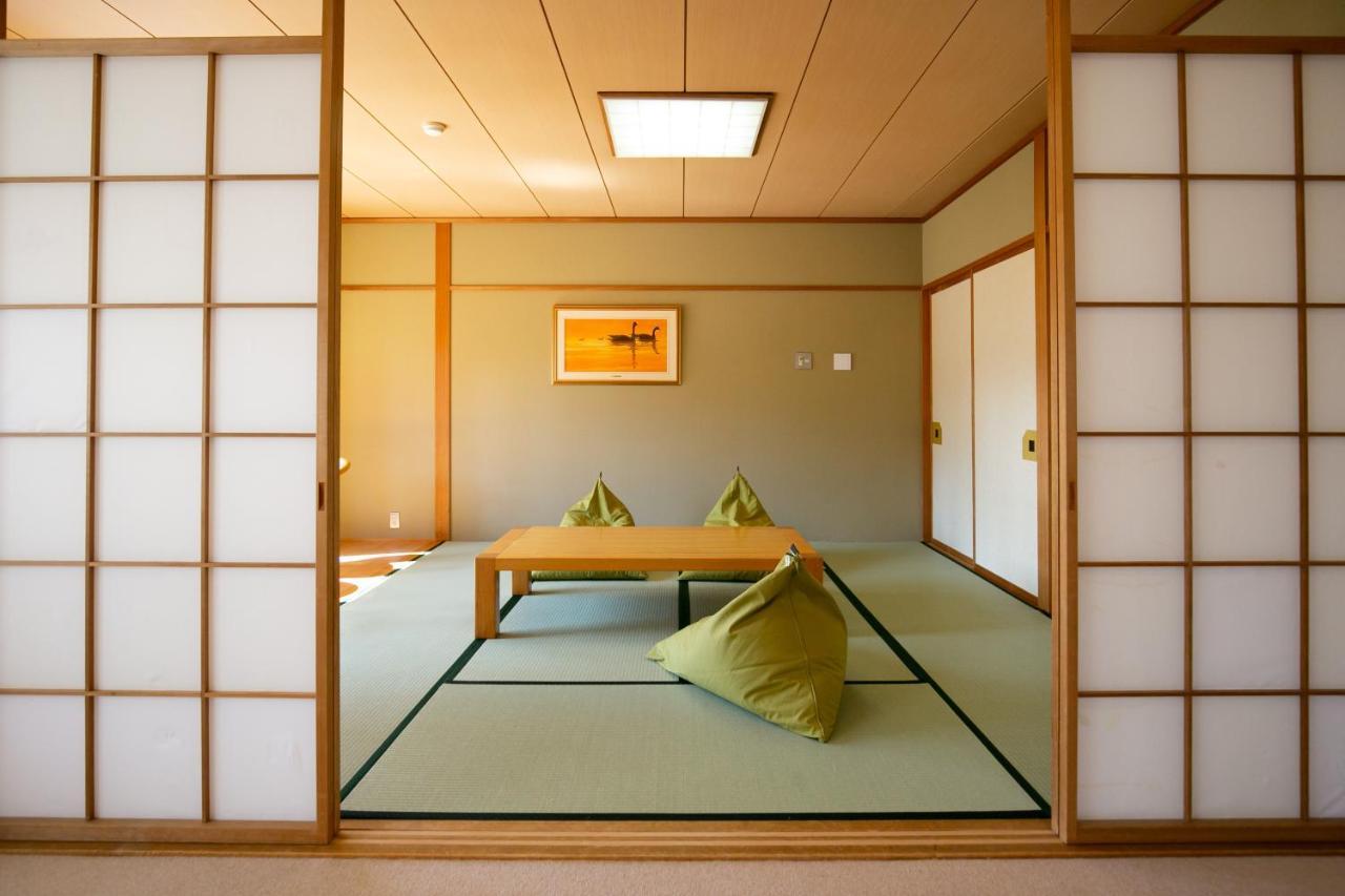 Ryosha Tsukiakari Bed & Breakfast Яманакако Екстериор снимка