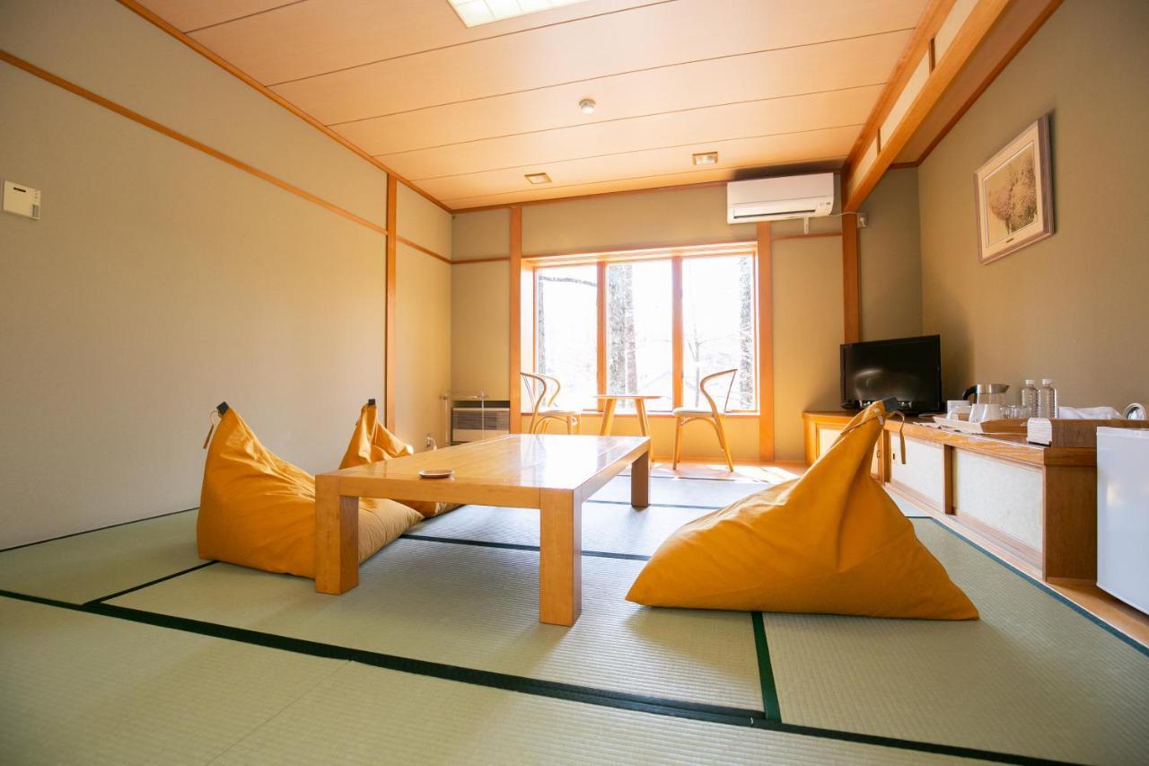Ryosha Tsukiakari Bed & Breakfast Яманакако Екстериор снимка